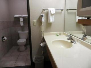 Super Davenport Inn & Suite - 3