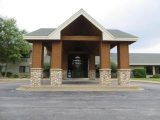 Super Davenport Inn & Suite - 2