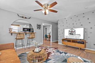 Boho Lounge - Pet Friendly Home Close to I-35 & KC - 8
