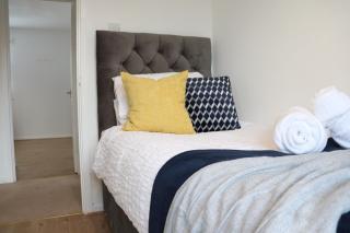 Central 3-Bed Home, Parking Garden, Milton Keynes - 9