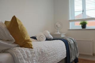 Central 3-Bed Home, Parking Garden, Milton Keynes - 5