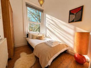 Stylish 2 Bedroom Apartment - Walk to Beach, Town & Shops - FREE Parking - 3