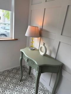 Entire home 2 Bed home 15 mins City and Airport Full kitchen Newly decorated bedroom - 8