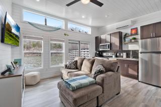 Dock Holiday - A Unique Floating House on Lake Cumberland - 8