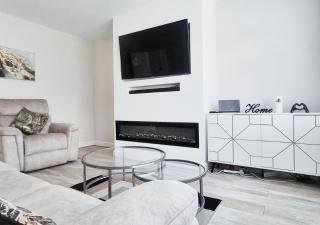 Cosy 2BR House on Quiet Street nr City Hospital - 1