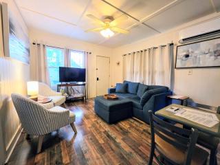 #05 - Lakefront Two Bedroom Cottage- Pet Friendly - 4