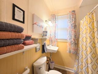 #05 - Lakefront Two Bedroom Cottage- Pet Friendly - 4