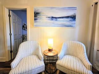 #05 - Lakefront Two Bedroom Cottage- Pet Friendly - 2