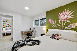 Designer 3BR Home 18 Min to Airport - 9