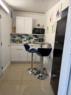 Cozy Queen Studio Patio BBQ and Free Parking - 1