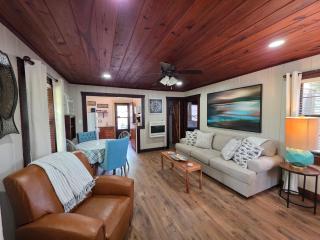 #09 - Large Lakeview One Bedroom- Pet Friendly - 4