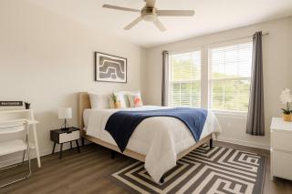 Luxury 1BR • Pool & Gym • Close to Downtown - 7