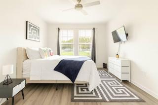 Luxury 1BR • Pool & Gym • Close to Downtown - 6