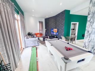 Leeds Dock Penthouse by Furnished Accommodation - FREE Parking, Walk to everything in Leeds, Royal Armouries - 0