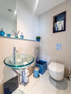 Leeds Dock Penthouse by Furnished Accommodation - FREE Parking, Walk to everything in Leeds, Royal Armouries - 8
