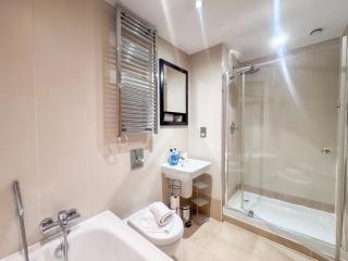 Leeds Dock Penthouse by Furnished Accommodation - FREE Parking, Walk to everything in Leeds, Royal Armouries - 5