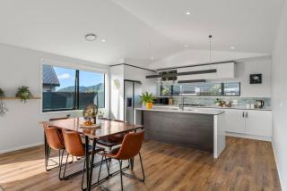 Stay on Harakeke - Luxe new home with pool table - 5