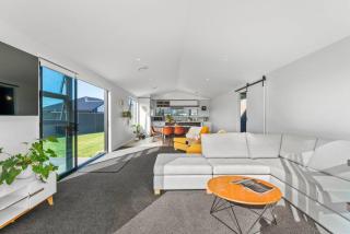 Stay on Harakeke - Luxe new home with pool table - 4