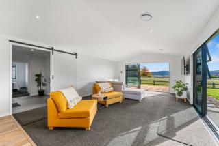 Stay on Harakeke - Luxe new home with pool table - 2