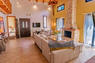 Villa Fuoco, a luxury villa with private pool, 10 mins drive from the beach - 6
