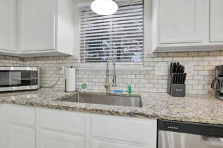 Bright 5BR Family Home -Near Airport New Albany & Easy Commute - 2