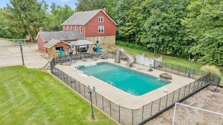 The Blue Jay Reserve - 7 Acres retreat with Pool, Pickleball, and Hot Tub - 8