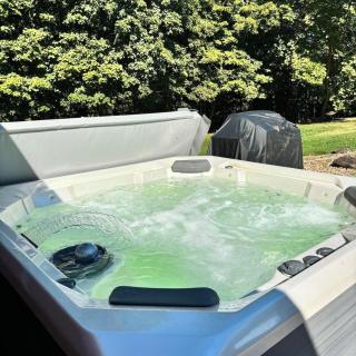 The Blue Jay Reserve - 7 Acres retreat with Pool, Pickleball, and Hot Tub - 7