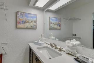 Waterfront Luxury Remodeled Studio! Pool Tiki Bar - 1