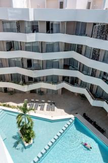 Modern Condo with Pool Gym and Rooftop Views - 3