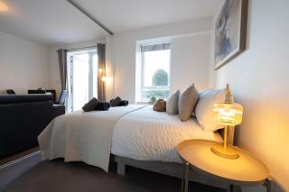 Stylish Stay for 4 - Parking - Private Patio - 6