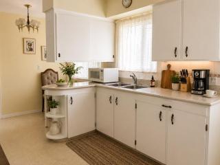 Cozy 3BR Suite Near Airport & Canada Line - 2