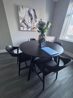 Central Near Hospital 2 Bedroom - Sleeps 4 - Self Check In - Fully Furnished - 2