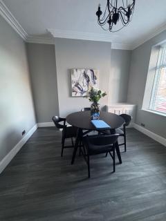 Central Near Hospital 2 Bedroom - Sleeps 4 - Self Check In - Fully Furnished - 5