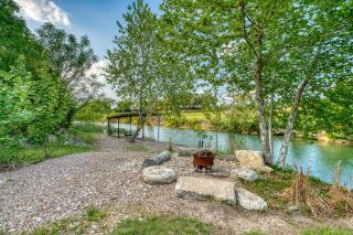 Ultimate Riverfront Retreat! Blanco Family Cabin - 9
