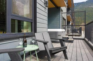 Snow & Swing Getaway - Three Bedrooms with Hot Tub (Stay Revy) - 9