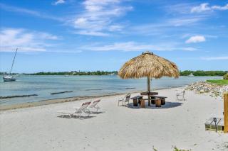 Relax Beachside Tropical Resort Amenities 1B1B - 2