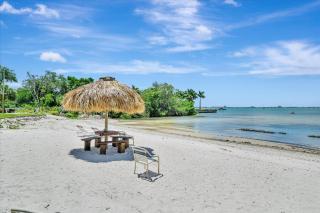 Relax Beachside Tropical Resort Amenities 1B1B - 3