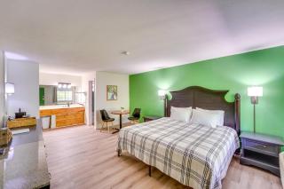 Cozy Couples Getaway! 1 Mi to Dtwn Eureka Springs - 6