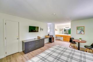 Cozy Couples Getaway! 1 Mi to Dtwn Eureka Springs - 2
