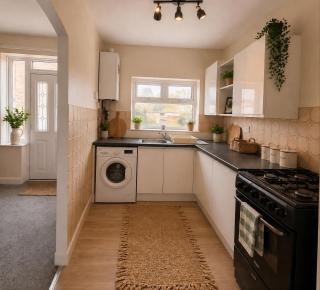 Sleeps 5, 3 Bedroom House in Leeds-Bradford - 1