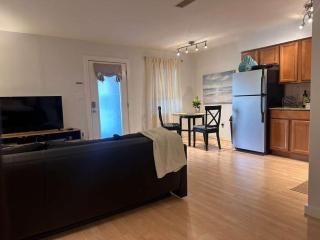 Comfortable Central Escape 8 Minutes to Downtown - 5