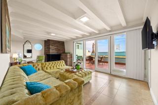 Beachfront Luxury at Newport Beach Oceanfront Pearl - 5
