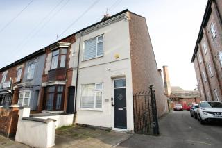 Stylish 3 Bedroom House Sleeps 6, 6 Minutes from Leicester City Centre, Free Parking & Wi-Fi, Weekly & Monthly Stays, Great Rates Available At Peachy Stays - 1