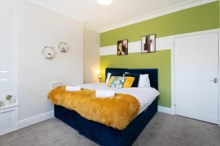 Stylish 3 Bedroom House Sleeps 6, 6 Minutes from Leicester City Centre, Free Parking & Wi-Fi, Weekly & Monthly Stays, Great Rates Available At Peachy Stays - 8