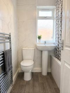 Sleeps 5, 3 Bedroom House in Leeds-Bradford - 8