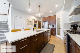 Group Oasis near West Edmonton Mall with Hot Tub, 3 Lounges & Fire Table - 1