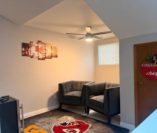 2 Story Sanctuary - 5 mins from Stadiums - 4