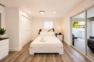 Modern Red Luxury Retreat w - Pool - Miami - 3