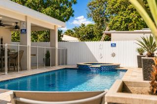 Modern Red Luxury Retreat w - Pool - Miami - 8