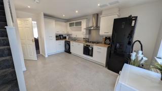Large Modern House With Private Parking - 9